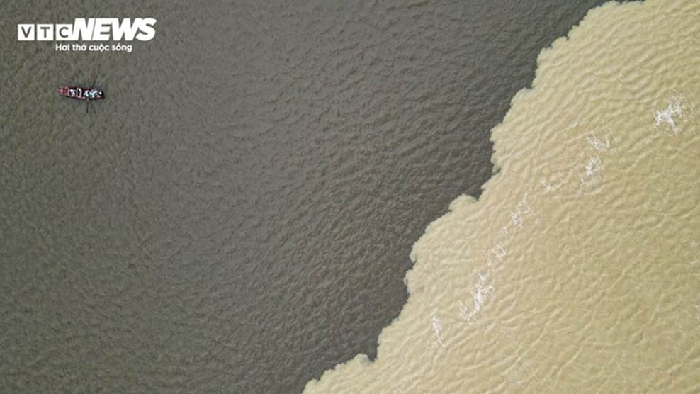 Nước biển chia thành 2 màu lạ mắt ở Hà Tĩnh-7