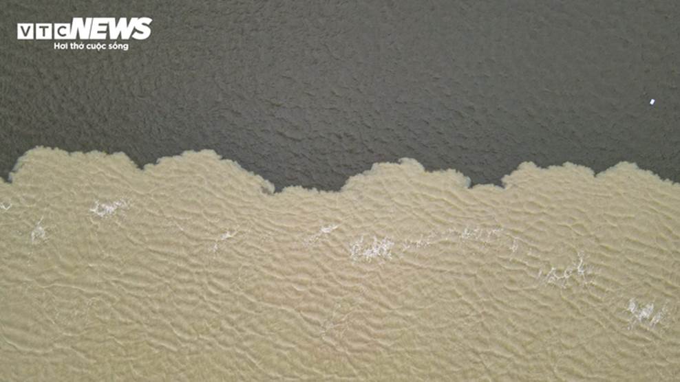 Nước biển chia thành 2 màu lạ mắt ở Hà Tĩnh-8