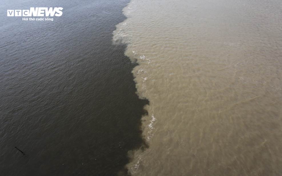Nước biển chia thành 2 màu lạ mắt ở Hà Tĩnh-9
