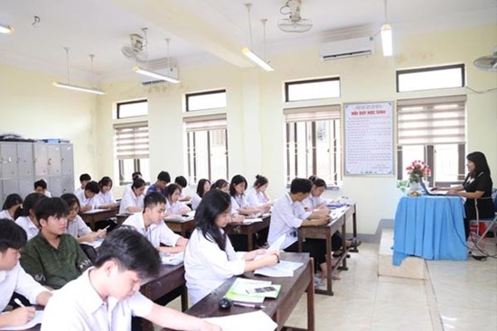 Gần 300 giáo viên bỗng thành 'con nợ'
