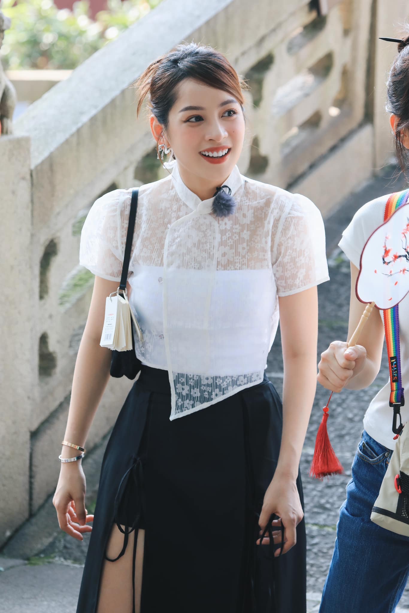 Chi Pu lăng xê đồ bình dân của local brand Việt khi dự show tại Trung Quốc-3