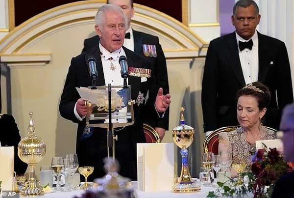 Vua Charles cầu xin người dân-1