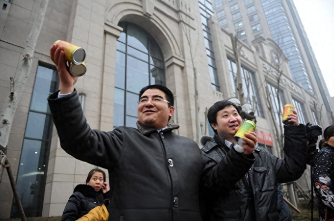 Đại gia bán không khí sạch đóng lon bỗng lặn mất tăm: Đập nát Mercedes giữa đường, đặt tên vợ con theo kiểu quái gở-1