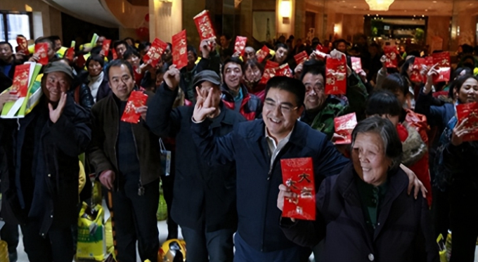 Đại gia bán không khí sạch đóng lon bỗng lặn mất tăm: Đập nát Mercedes giữa đường, đặt tên vợ con theo kiểu quái gở-2