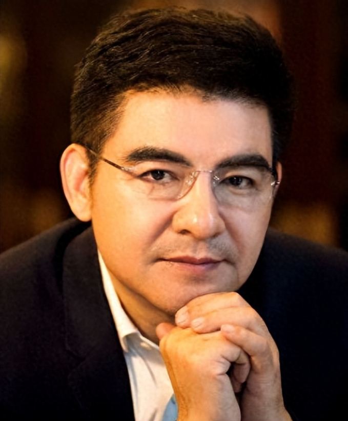 Đại gia bán không khí sạch đóng lon bỗng lặn mất tăm: Đập nát Mercedes giữa đường, đặt tên vợ con theo kiểu quái gở-3