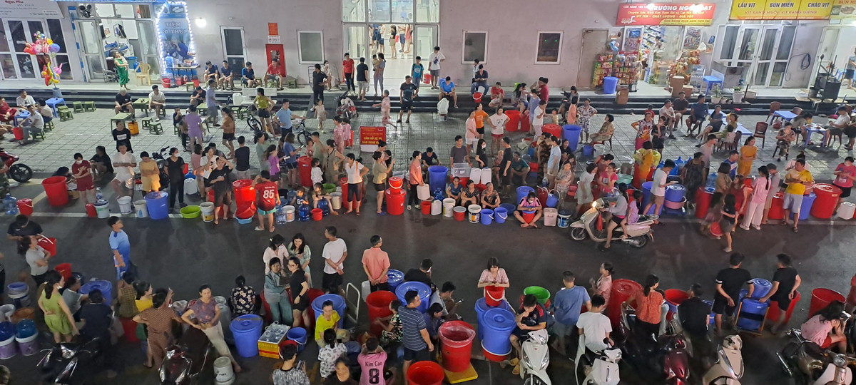 Ngày thứ 4 mất nước: Dân chung cư lau thùng rác để đựng, bát đũa bẩn chất đống-1