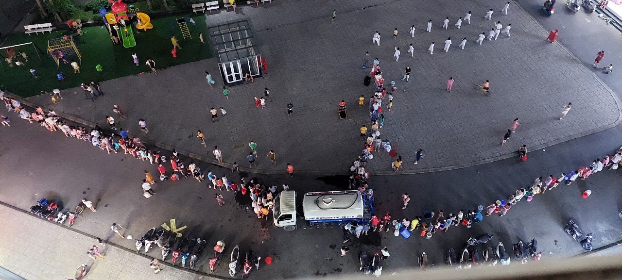 Ngày thứ 4 mất nước: Dân chung cư lau thùng rác để đựng, bát đũa bẩn chất đống-2