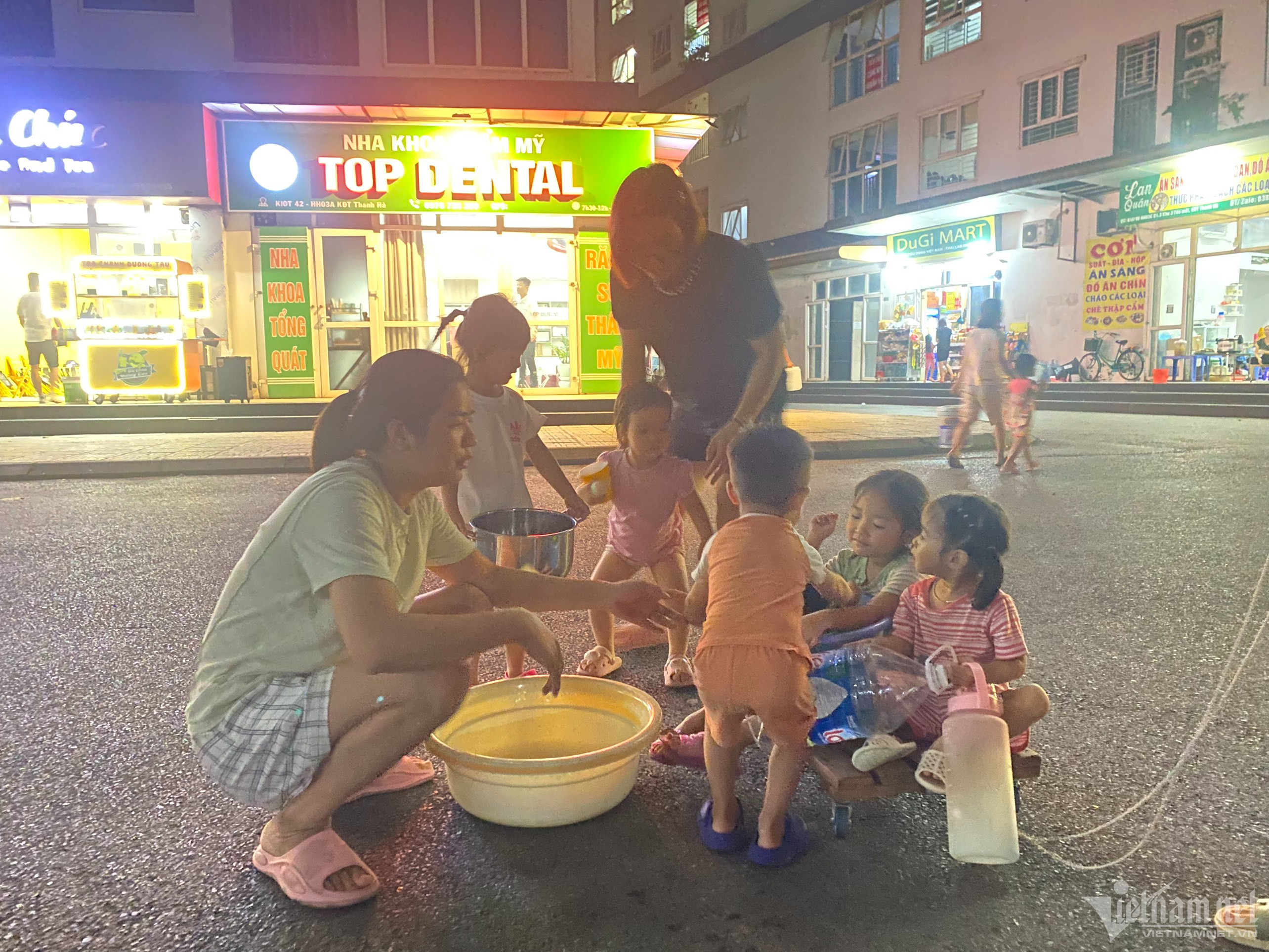 Ngày thứ 4 mất nước: Dân chung cư lau thùng rác để đựng, bát đũa bẩn chất đống-3