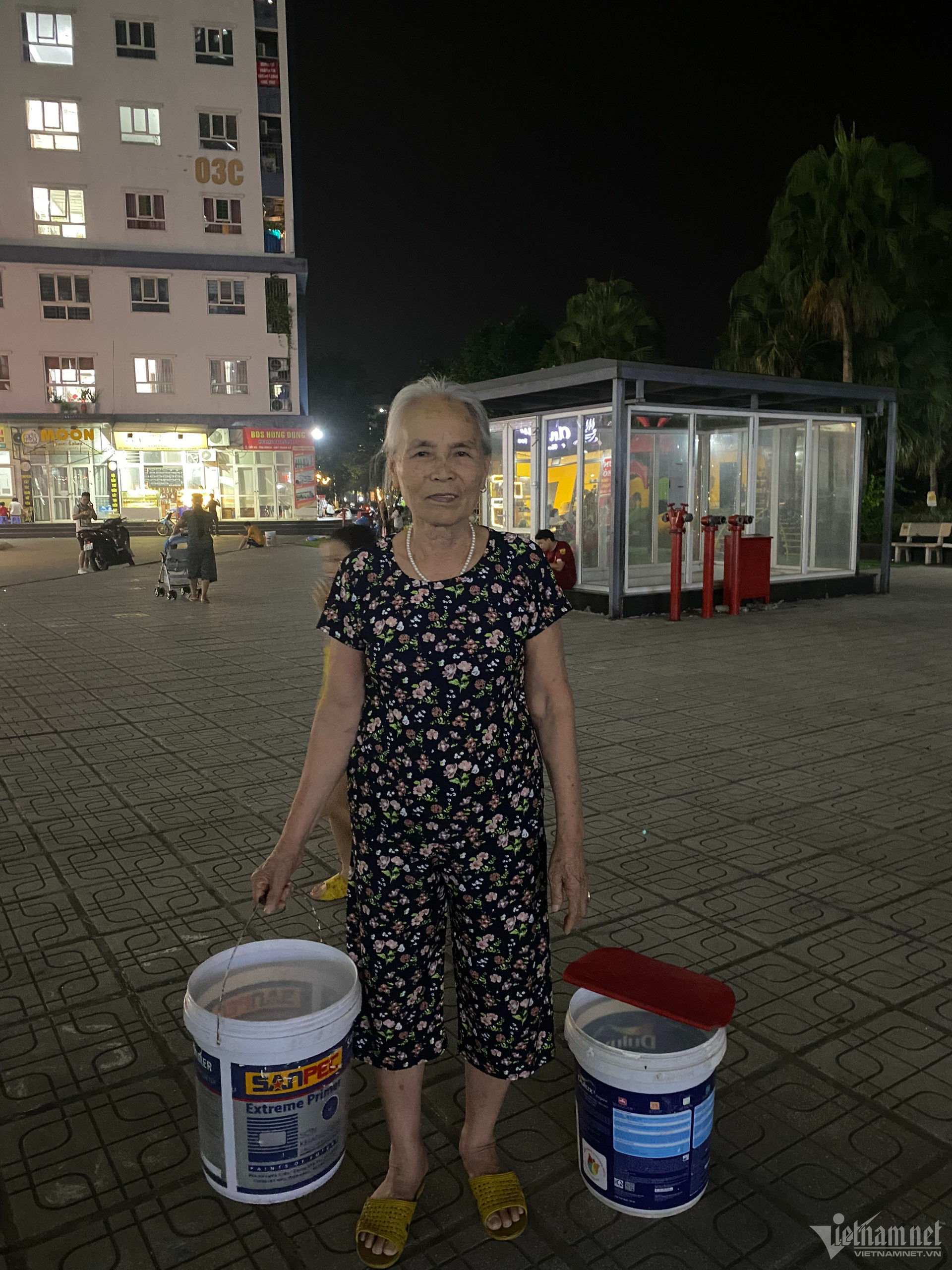 Ngày thứ 4 mất nước: Dân chung cư lau thùng rác để đựng, bát đũa bẩn chất đống-4