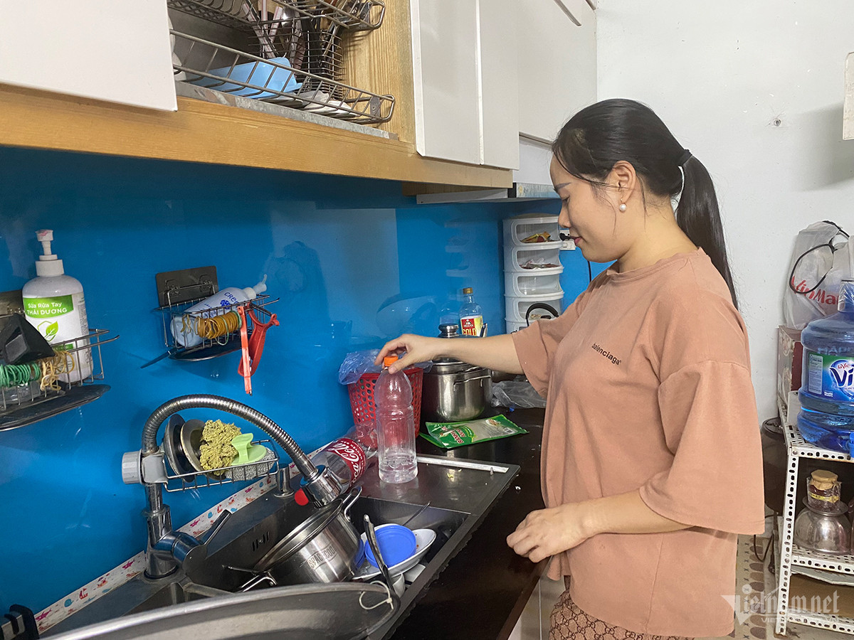 Ngày thứ 4 mất nước: Dân chung cư lau thùng rác để đựng, bát đũa bẩn chất đống-5