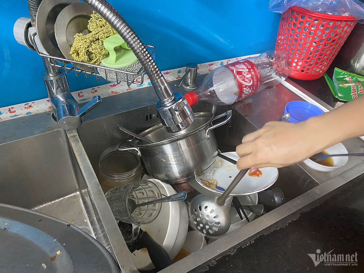 Ngày thứ 4 mất nước: Dân chung cư lau thùng rác để đựng, bát đũa bẩn chất đống-6