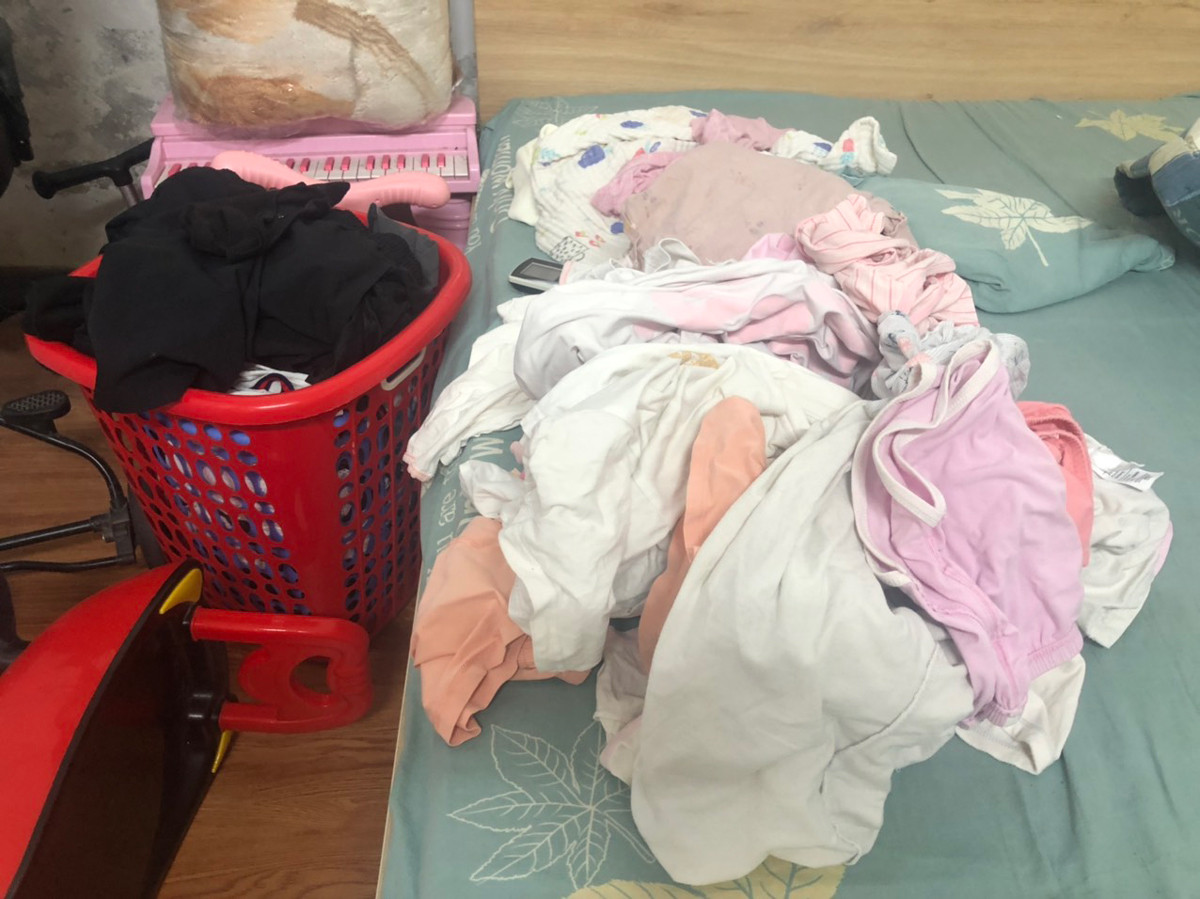 Ngày thứ 4 mất nước: Dân chung cư lau thùng rác để đựng, bát đũa bẩn chất đống-7