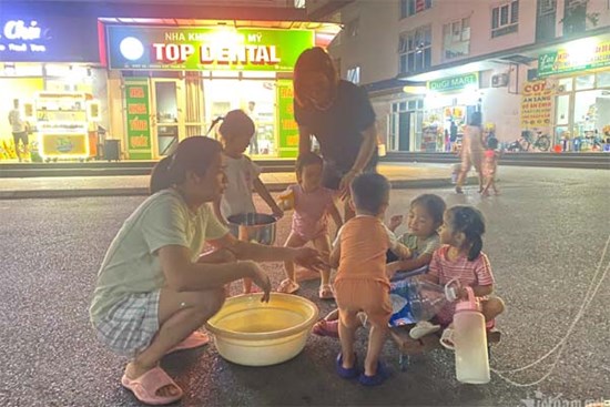 Ngày thứ 4 mất nước: Dân chung cư lau thùng rác để đựng, bát đũa bẩn chất đống