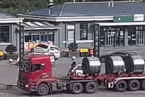 Tài xế đạp nhầm chân ga khiến ô tô đâm nát nhà hàng bên đường