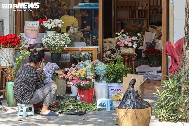 Giá hoa 20/10 giảm nhẹ, người bán không kịp ngơi tay-1