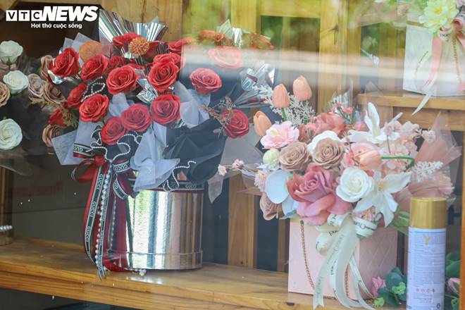 Giá hoa 20/10 giảm nhẹ, người bán không kịp ngơi tay-11