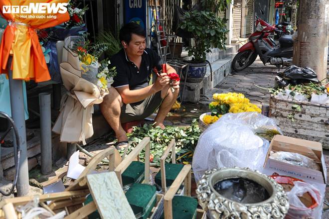 Giá hoa 20/10 giảm nhẹ, người bán không kịp ngơi tay-3