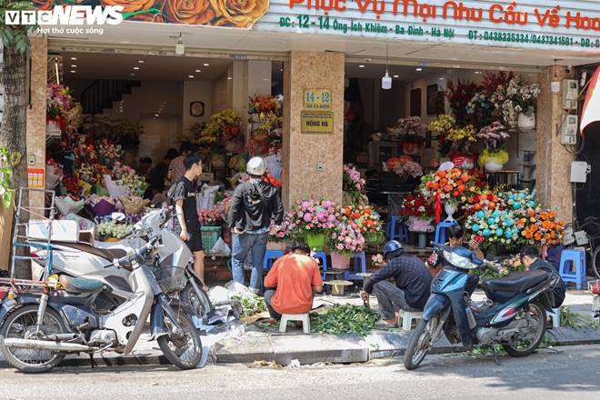 Giá hoa 20/10 giảm nhẹ, người bán không kịp ngơi tay-12