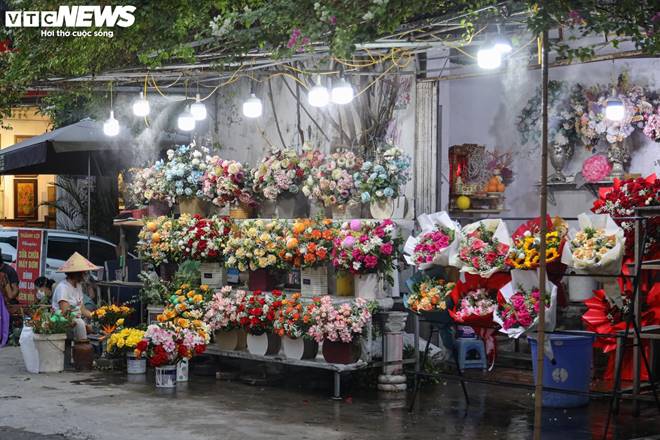 Giá hoa 20/10 giảm nhẹ, người bán không kịp ngơi tay-14