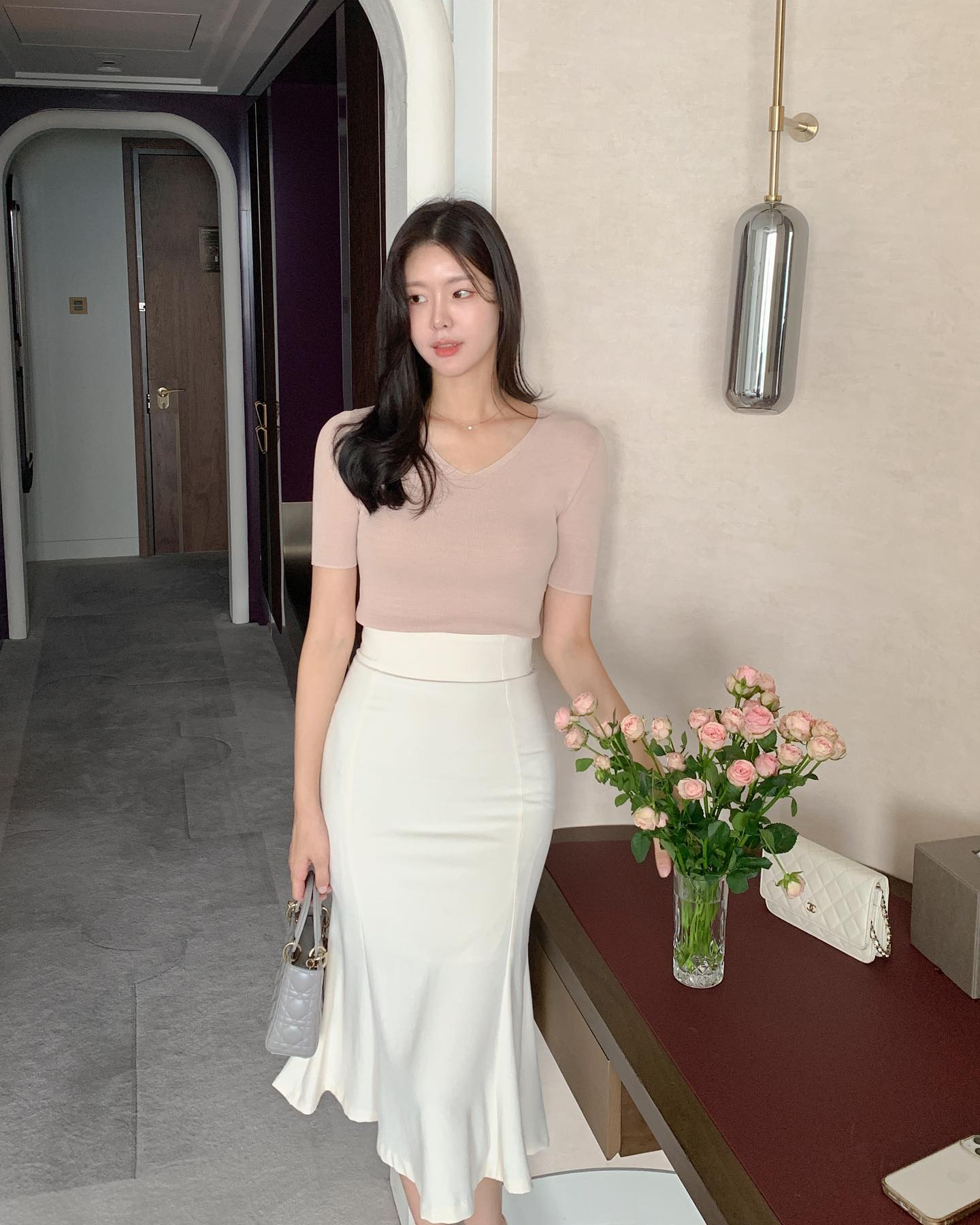 Chị em nên phối chân váy dài với 4 kiểu áo để mặc sang hơn-2