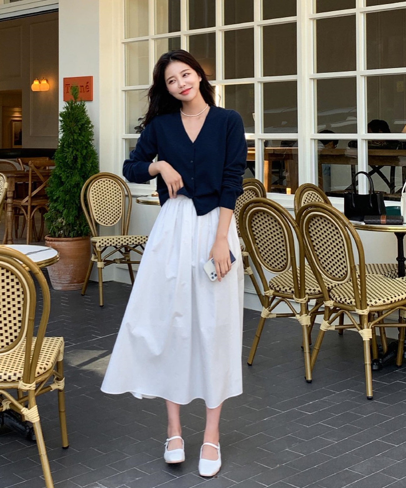 Chị em nên phối chân váy dài với 4 kiểu áo để mặc sang hơn-4