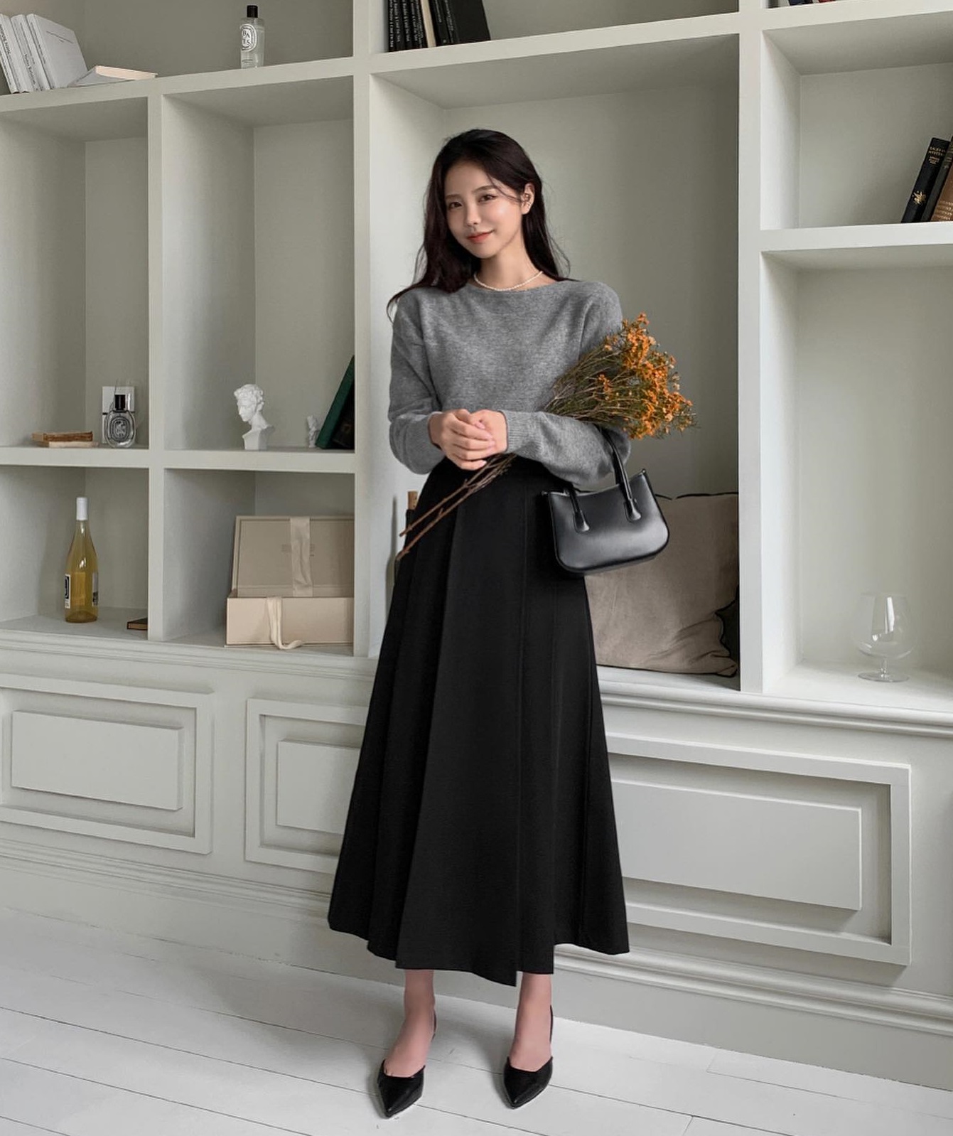 Chị em nên phối chân váy dài với 4 kiểu áo để mặc sang hơn-6