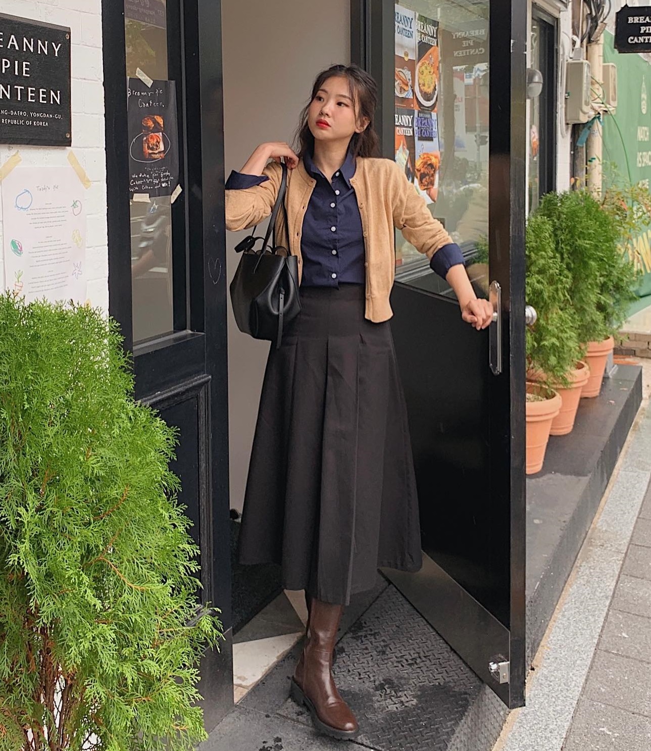 Chị em nên phối chân váy dài với 4 kiểu áo để mặc sang hơn-9