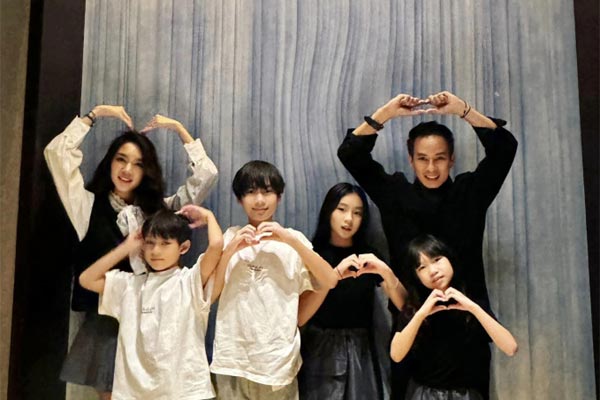 Tài tử Việt trăm tỷ cưới hot girl kém 17 tuổi, sinh 4 con, sống viên mãn, được showbiz kính nể-7