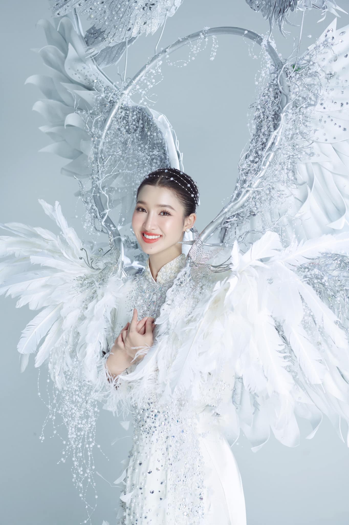 Chính thức hé lộ trang phục dân tộc nặng 10kg của Á hậu Phương Nhi ở Miss International-1