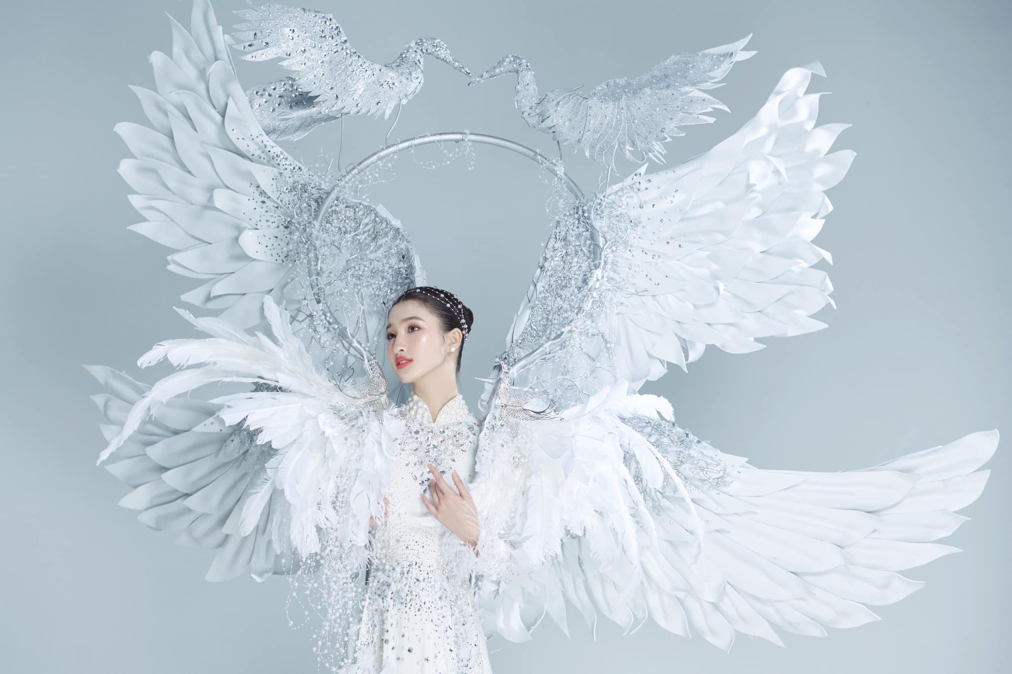 Chính thức hé lộ trang phục dân tộc nặng 10kg của Á hậu Phương Nhi ở Miss International-2