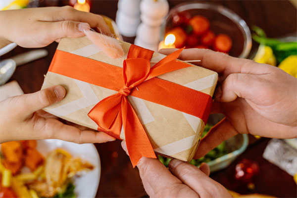 20/10 hết lòng với bạn gái, nhiều người trẻ quên mẹ mình cũng là phụ nữ-2