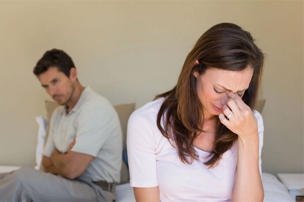 Về nhà lúc khuya, tôi đau xót khi thấy chồng kiệt sức bế con trên tay-2