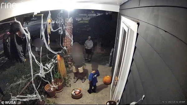 3 đứa trẻ lò dò bước tới cửa, hành động tiếp theo khiến gia chủ không kịp trở tay, xem camera phát hiện chi tiết phẫn nộ-3