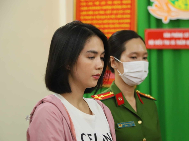 Vụ Ngọc Trinh thả tay lái xe moto: Bất chấp nguy hiểm quay video sống ảo” và cái kết vướng vòng lao lý-6