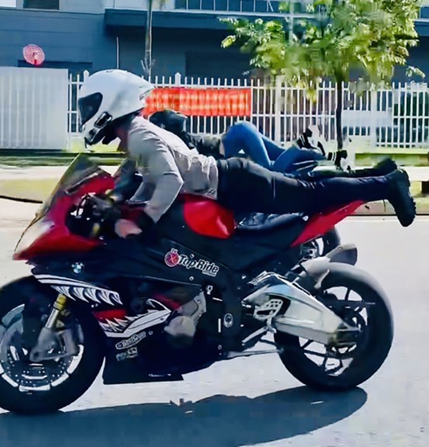 Vụ Ngọc Trinh thả tay lái xe moto: Bất chấp nguy hiểm quay video sống ảo” và cái kết vướng vòng lao lý-4