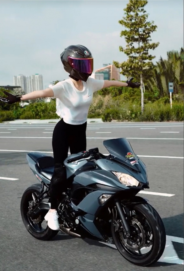 Vụ Ngọc Trinh thả tay lái xe moto: Bất chấp nguy hiểm quay video sống ảo” và cái kết vướng vòng lao lý-1