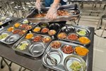 Xôn xao hình ảnh bữa ăn bán trú tại trường chỉ có cơm và đậu phụ-3