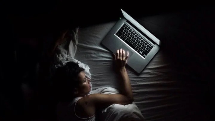 Bật máy tính xuyên đêm có ảnh hưởng tới giấc ngủ?-1