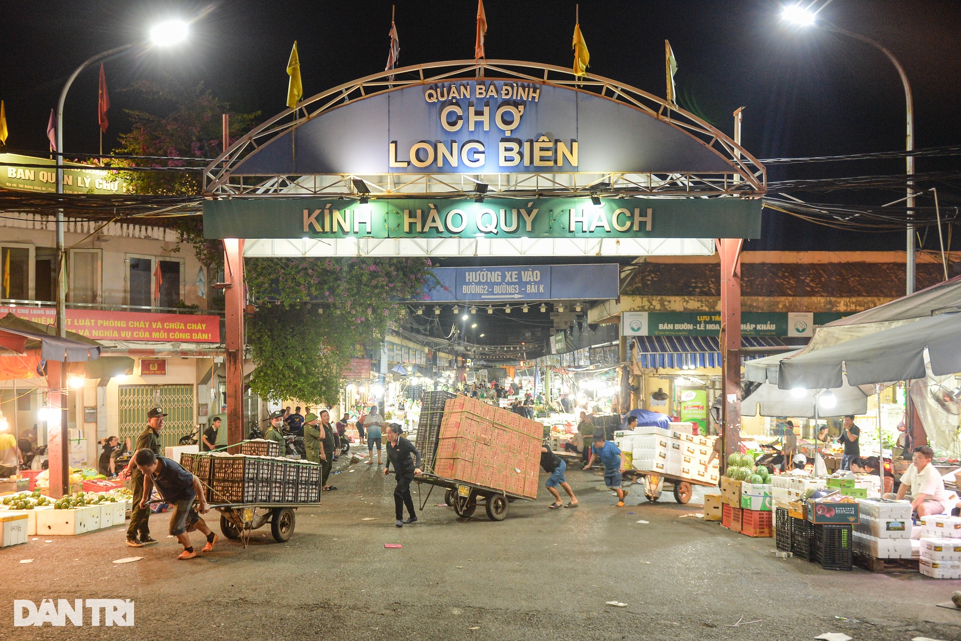 Những phụ nữ oằn mình kéo xe hàng mưu sinh ngày 20/10-1