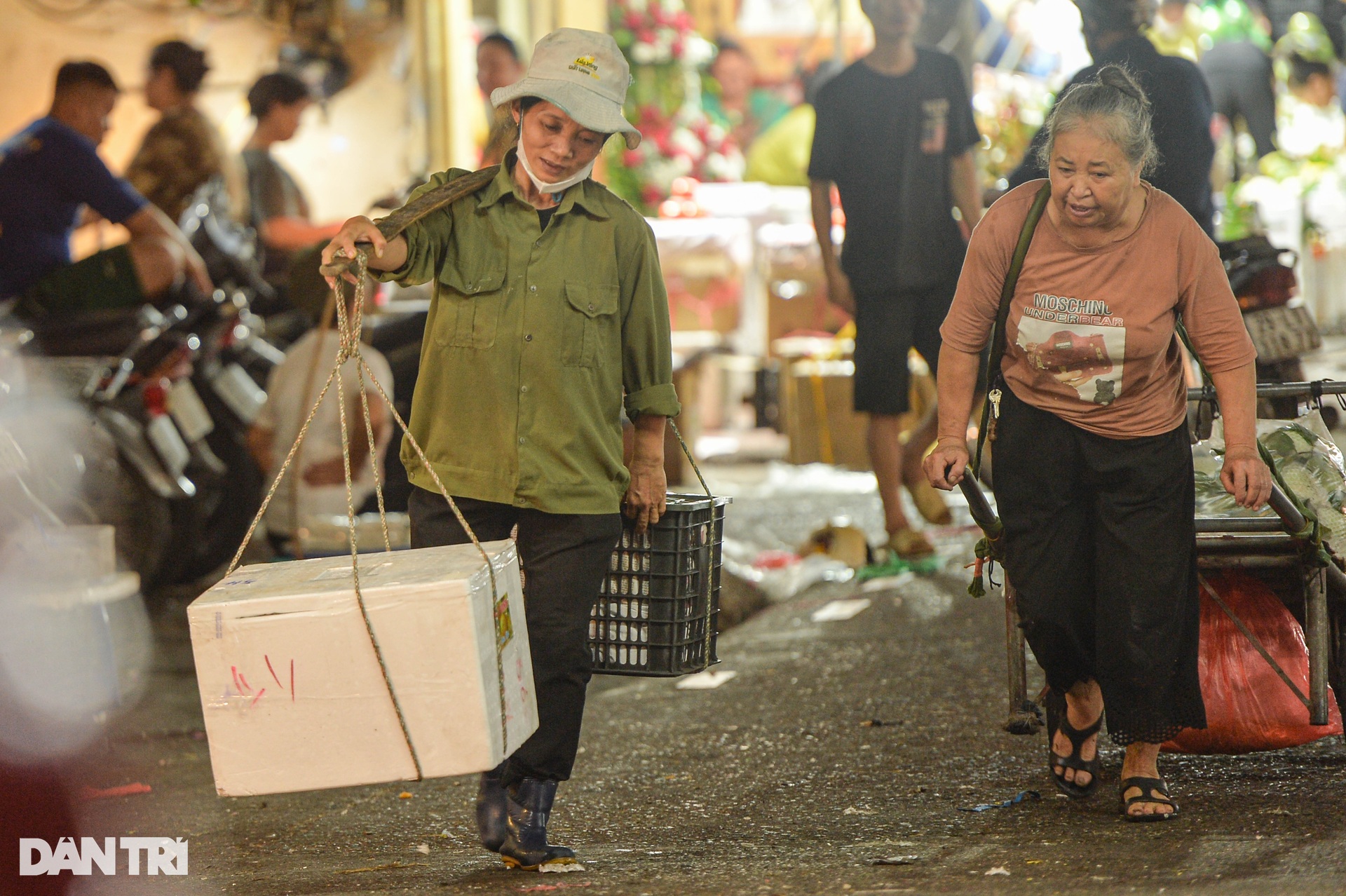 Những phụ nữ oằn mình kéo xe hàng mưu sinh ngày 20/10-2