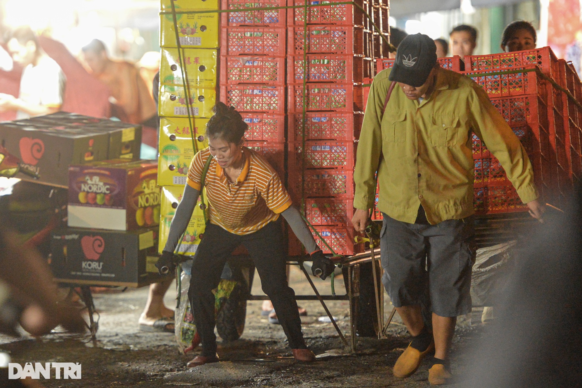 Những phụ nữ oằn mình kéo xe hàng mưu sinh ngày 20/10-3