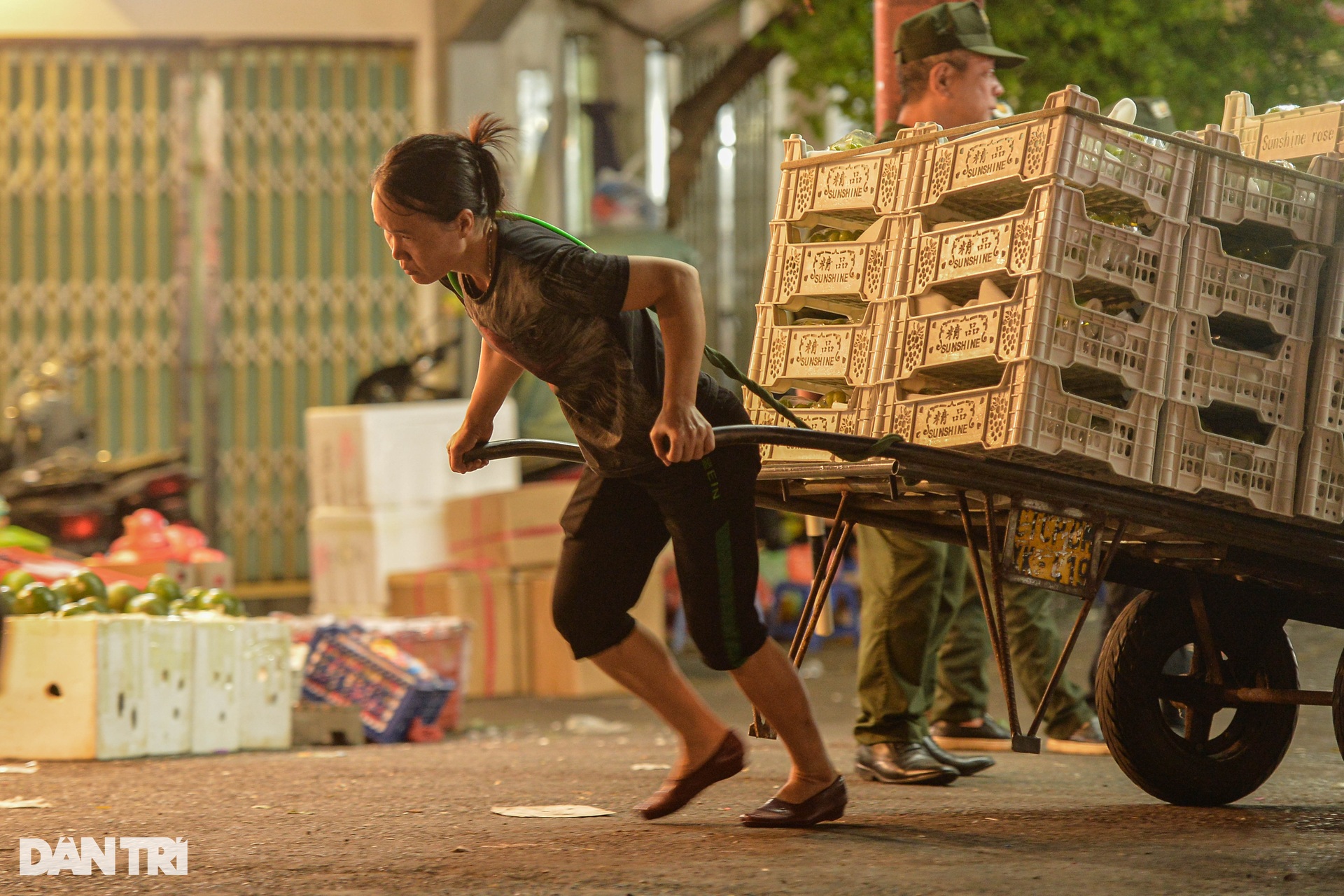 Những phụ nữ oằn mình kéo xe hàng mưu sinh ngày 20/10-4