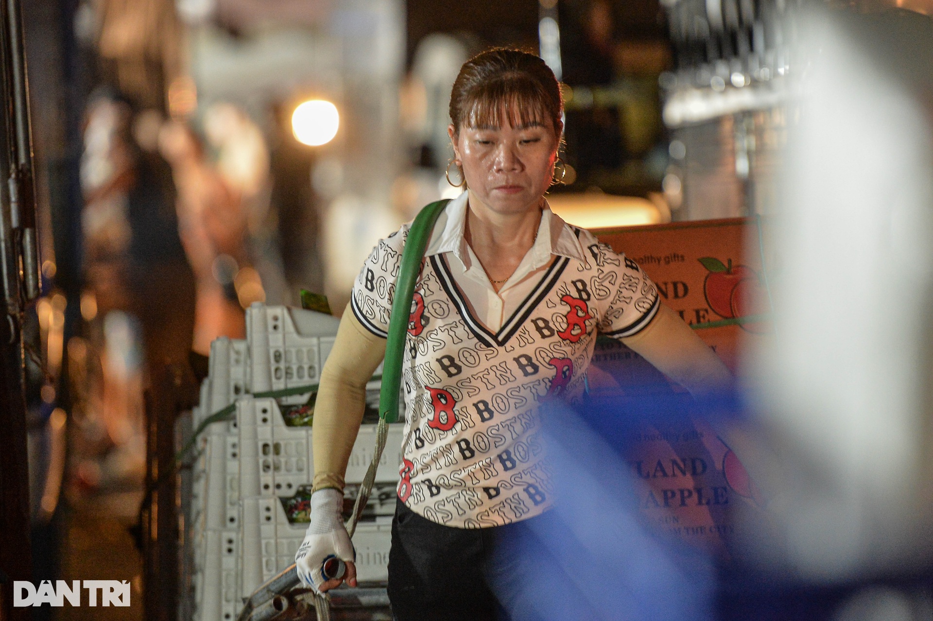 Những phụ nữ oằn mình kéo xe hàng mưu sinh ngày 20/10-5