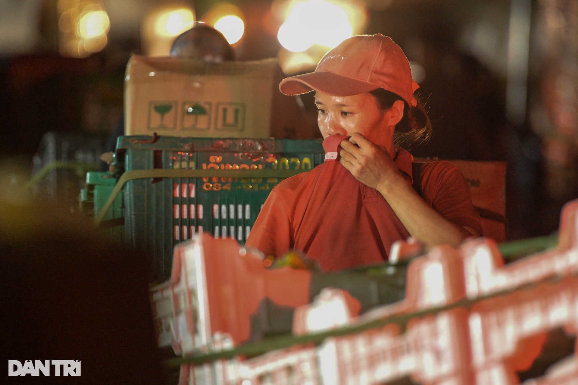 Những phụ nữ oằn mình kéo xe hàng mưu sinh ngày 20/10-6