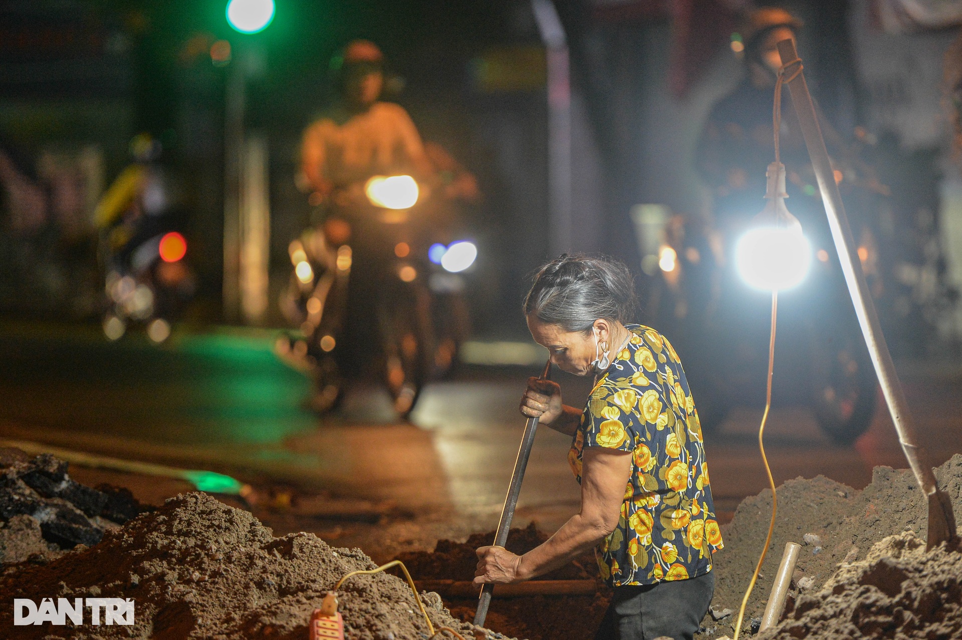 Những phụ nữ oằn mình kéo xe hàng mưu sinh ngày 20/10-7