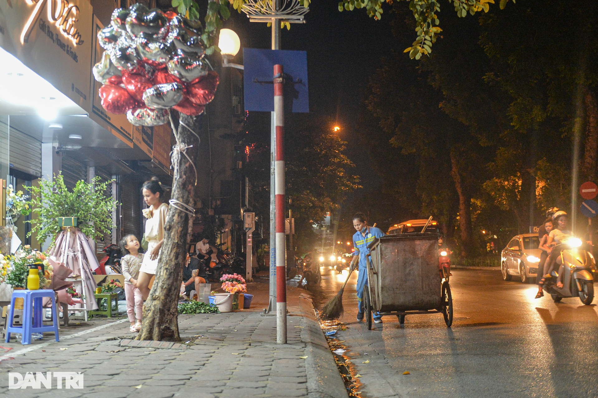 Những phụ nữ oằn mình kéo xe hàng mưu sinh ngày 20/10-8