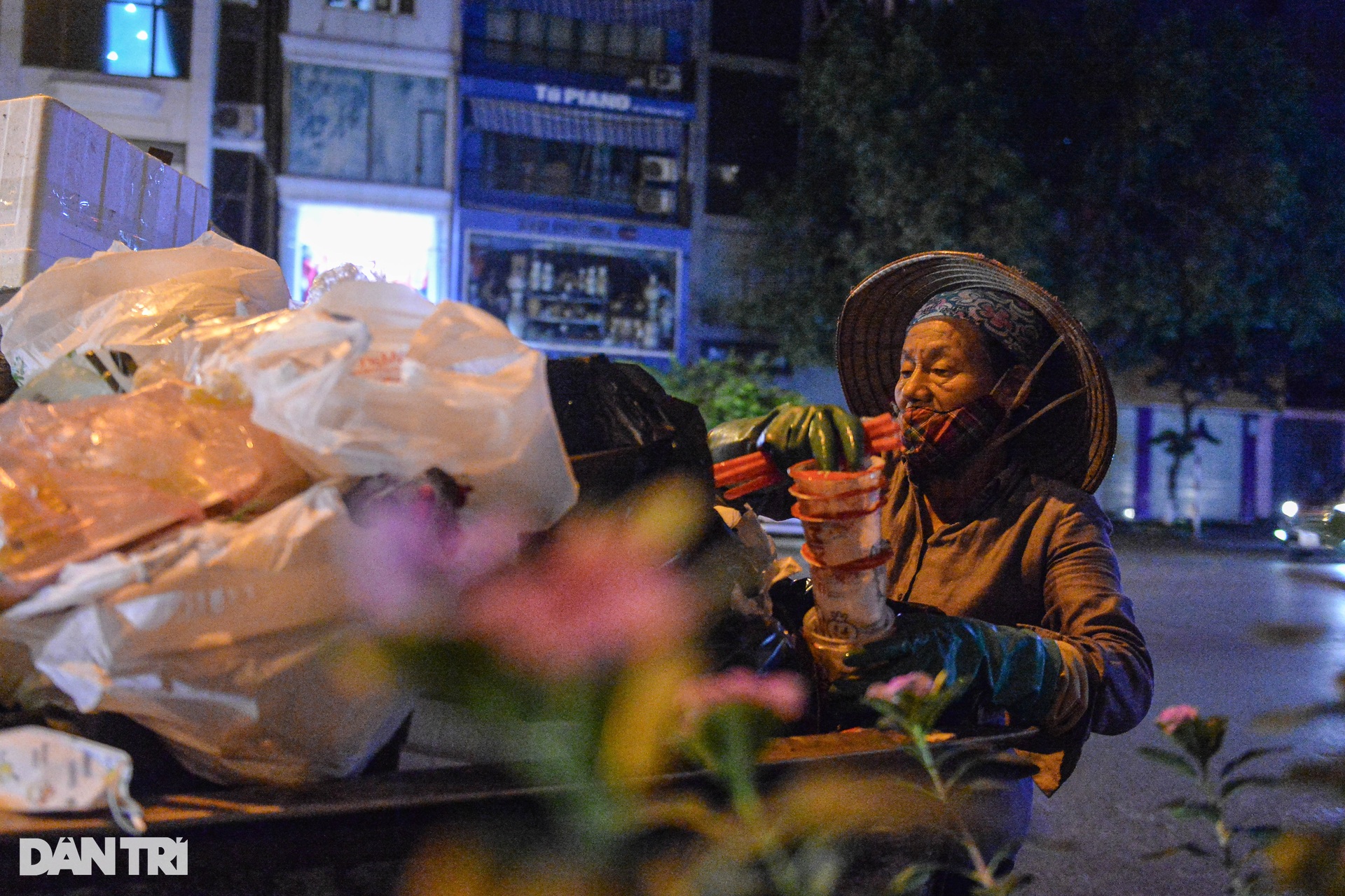 Những phụ nữ oằn mình kéo xe hàng mưu sinh ngày 20/10-9