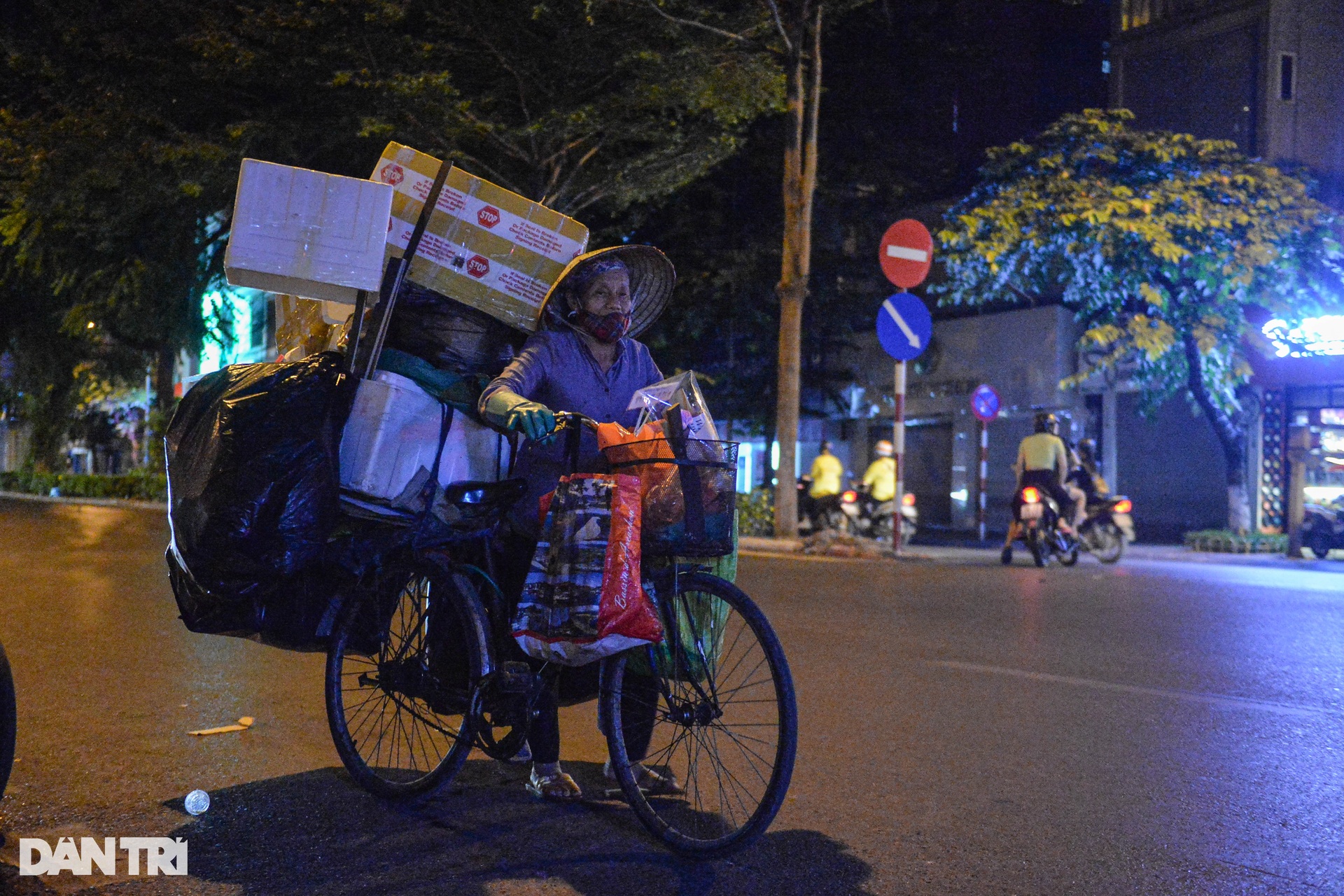 Những phụ nữ oằn mình kéo xe hàng mưu sinh ngày 20/10-10