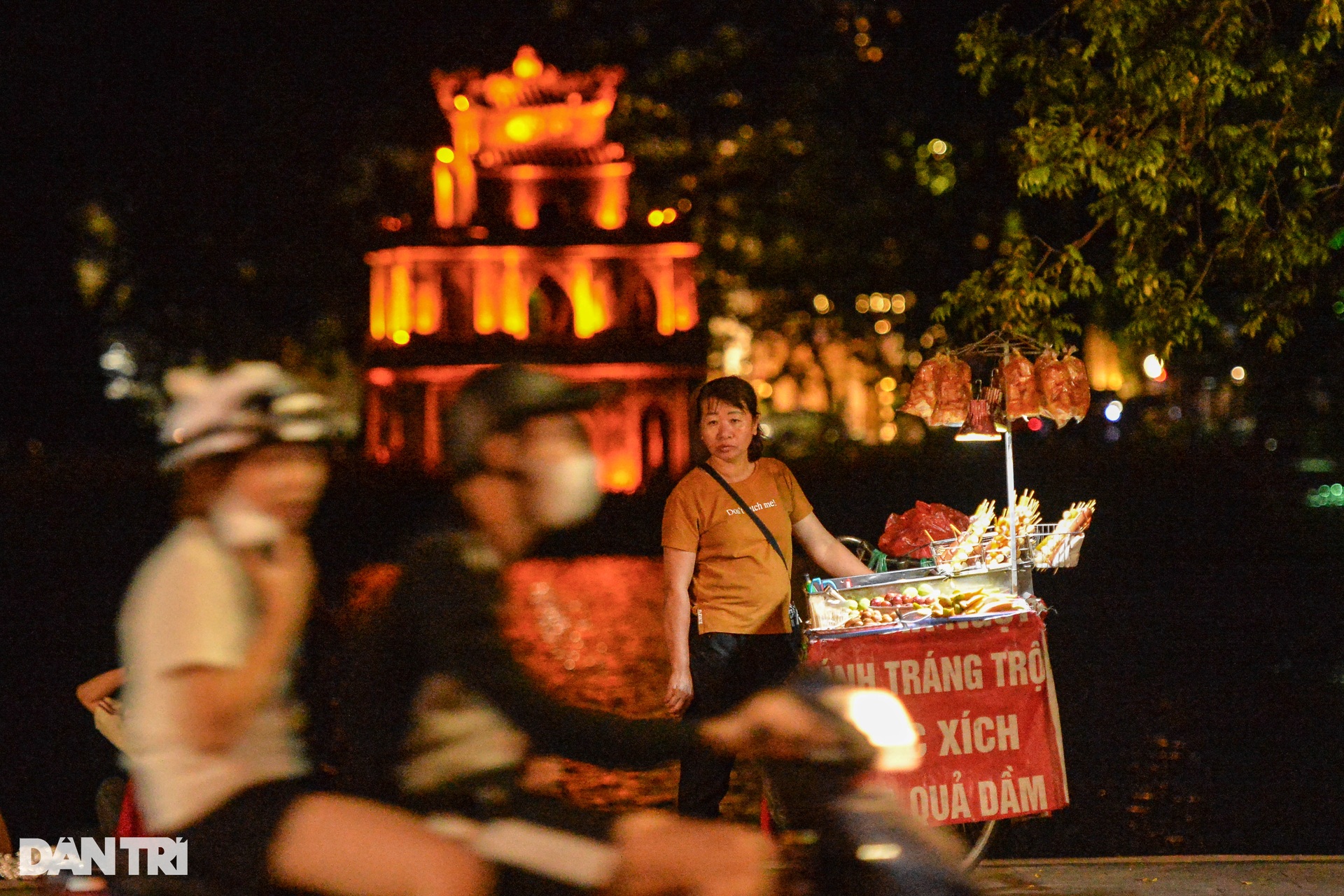 Những phụ nữ oằn mình kéo xe hàng mưu sinh ngày 20/10-11