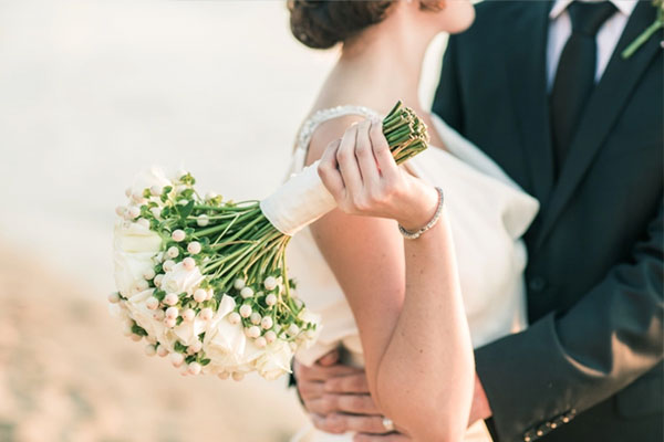 Kịch liệt phản đối con trai cưới người phụ nữ lớn tuổi có con riêng, nhưng khi biết gia thế cô dâu, bố mẹ chú rể quay ngoắt thái độ-1